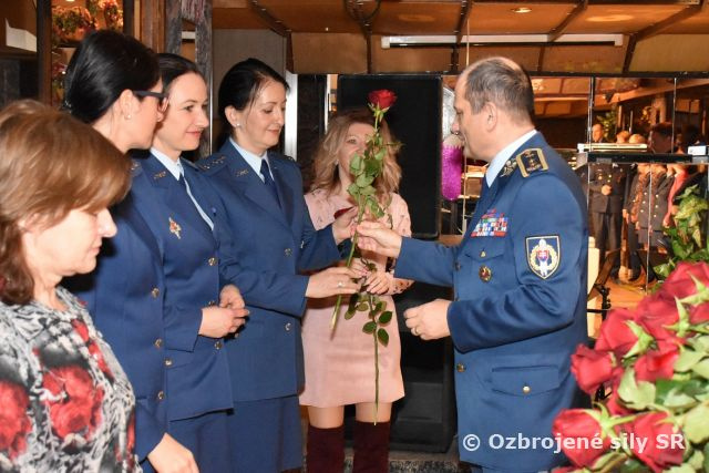 Ženy oslávili svoj sviatok aj vo veliteľstve vzdušných síl  