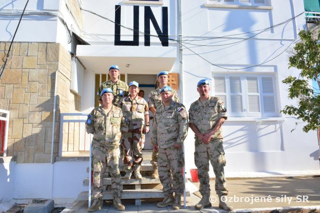 Modré barety pod ostrým okom inšpekcie 