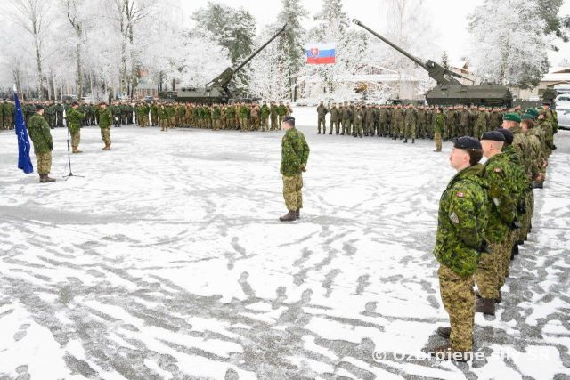 Záverečný slávnostný nástup delostrelcov na základni v Adaži