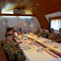 Modré barety pod ostrým okom inšpekcie 