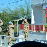 Modré barety pod ostrým okom inšpekcie 