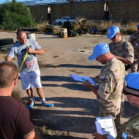 Modré barety pod ostrým okom inšpekcie 