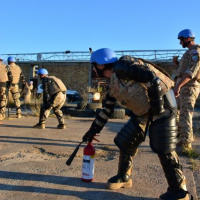 Modré barety pod ostrým okom inšpekcie 