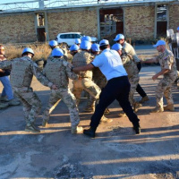 Modré barety pod ostrým okom inšpekcie 