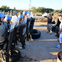 Modré barety pod ostrým okom inšpekcie 