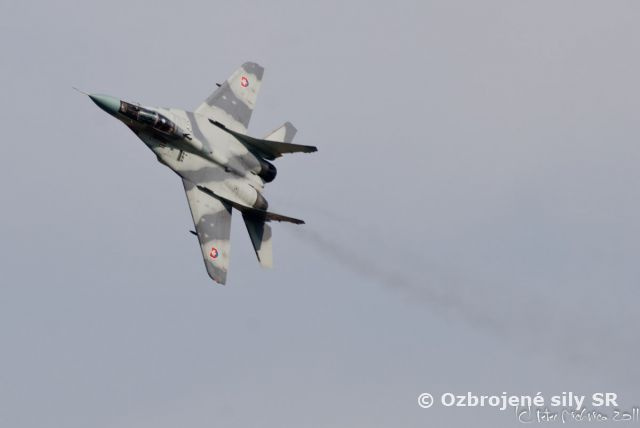 Slovenské MiGy na modrej oblohe nad Hradcom Králové