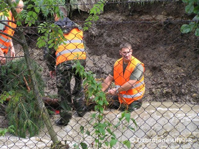 Vojaci opäť pomáhajú v miestach postihnutých povodňami