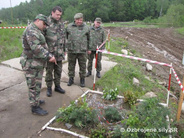 Návšteva MiO pri výcviku tankových jednotiek vo VVP Valaškovce