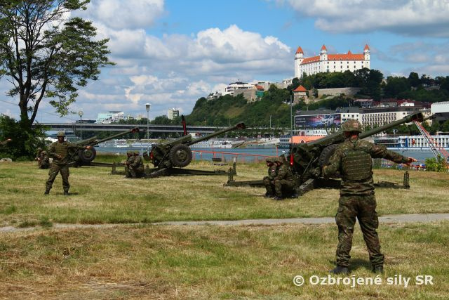 O salvy k inaugurácii nového prezidenta SR sa postarali rožňavskí delostrelci