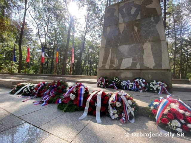 Aj na Brezine si profesionálni vojaci pripomenuli 80.výročie SNP