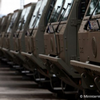 Minister Glváč odovzdal vojakom nové terénne vozidlá