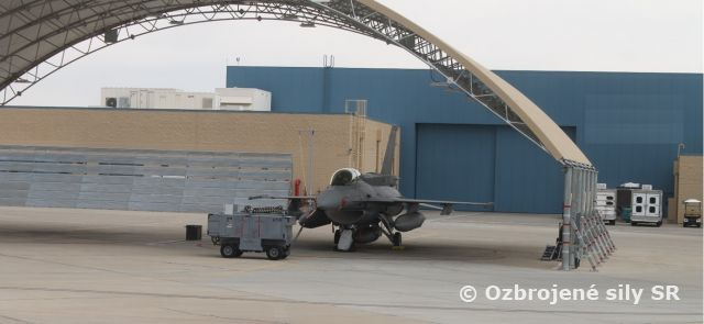 Prvé slovenské dvojmiestne lietadlo F-16 pristálo v Arizone