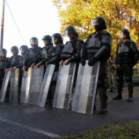 Práporová skupina pokračuje druhý deň v plnení operácie