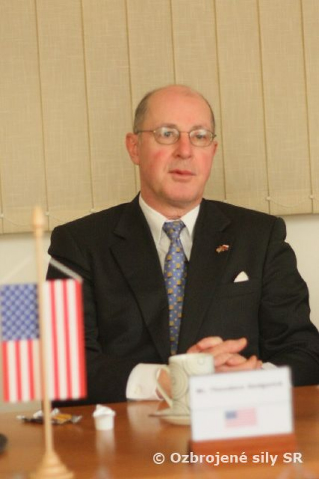 Veľvyslanec USA na návšteve v 22. mechanizovanom prápore