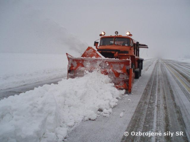 Príslušníci zimnej údržby letiska majú opäť plné ruky práce