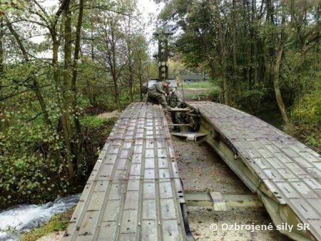 Ženijný tankový most už stojí aj v obci Osuské