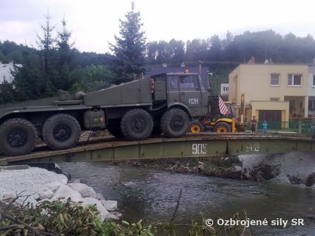 Dočasný most v Jalovci pri Handlovej už postavený