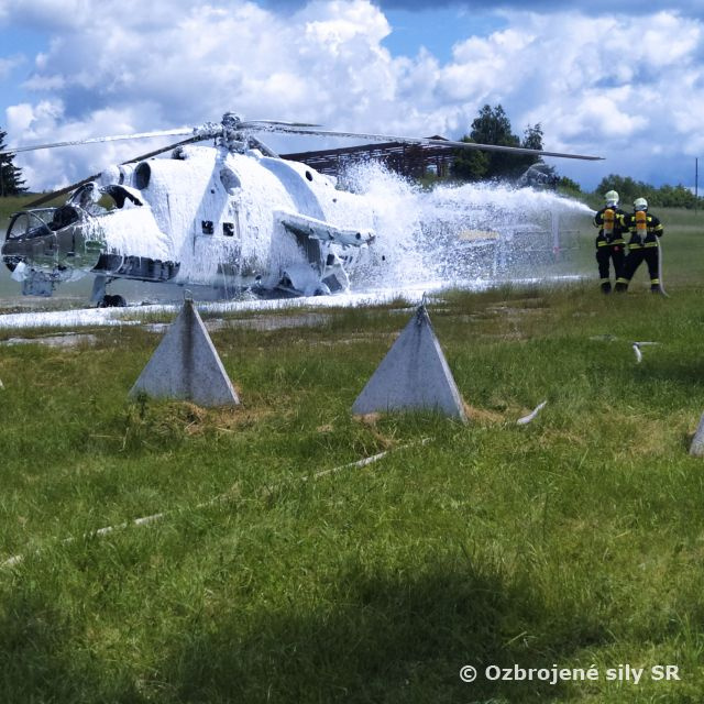 Vojenskí hasiči vzdušných síl cvičili na Lešti        