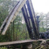Ženijný tankový most už stojí aj v obci Osuské.