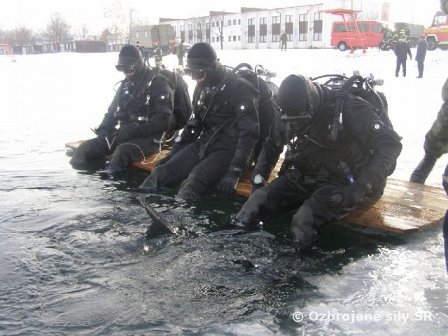 Sereďskí potápači pod ľadom