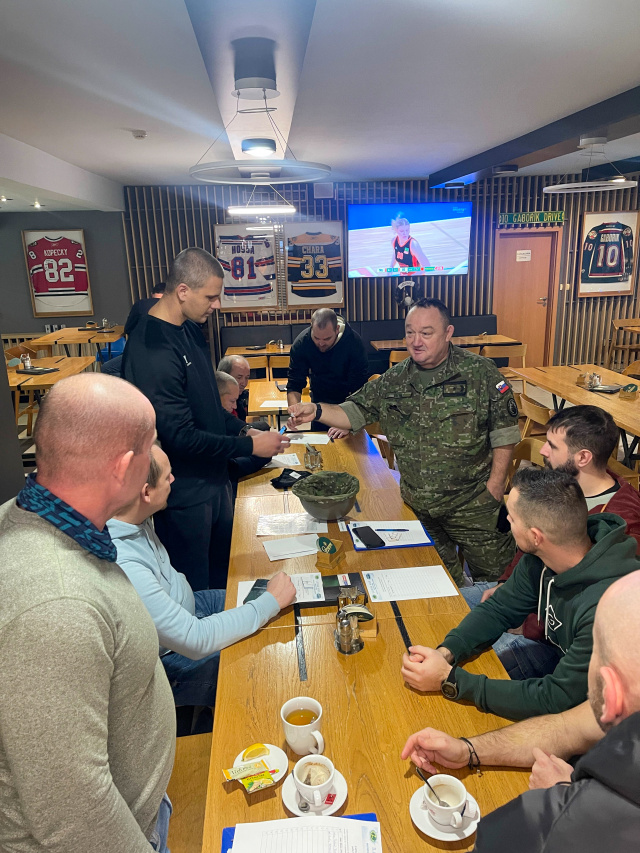 Vojaci v Trenčíne hrali hokej