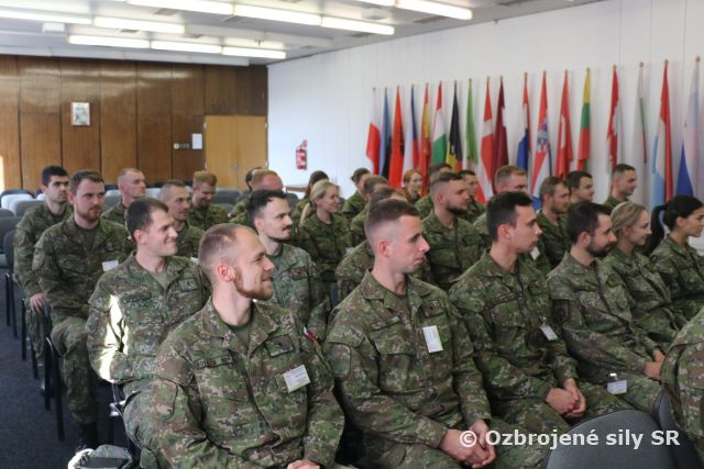 Veliteľ pozemných síl sa stretol s poručíkmi