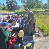 Deti z materských a základných škôl na letisku v Kuchyni