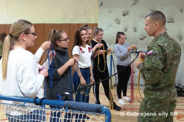 Príslušníci Strediska CIMIC a PSYOPS na Strednej zdravotníckej škole