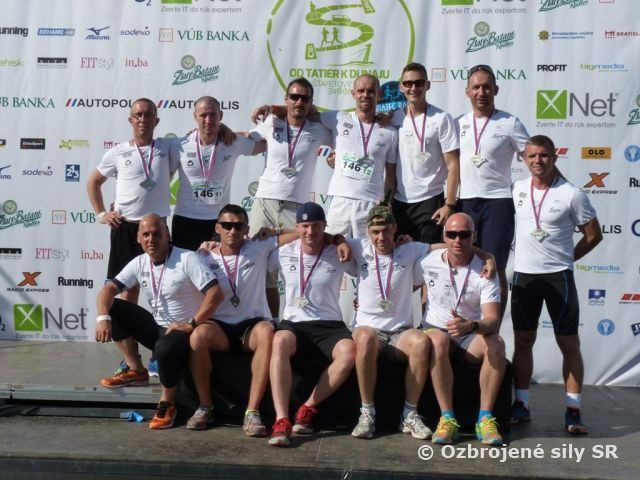 Bežecký tím Strediska CIMIC a PSYOPS ocenený na 345 km štafetovom behu  „Od Tatier k Dunaju“